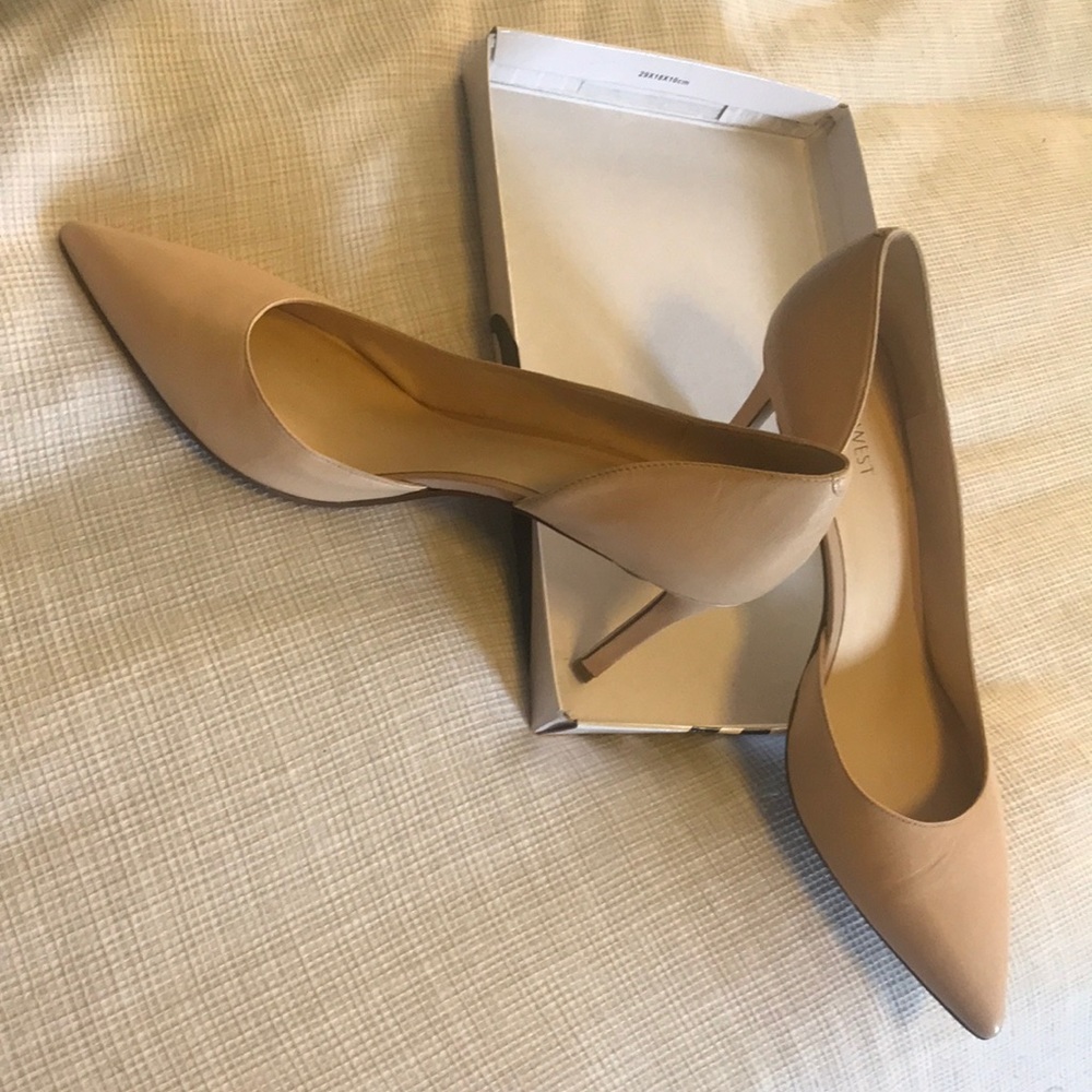 Nude pumps